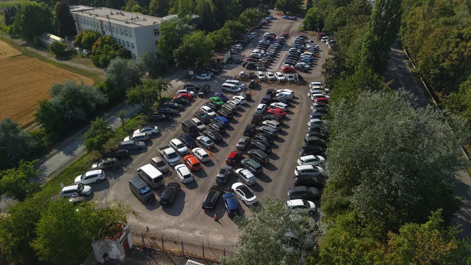 Letecký pohled na parkoviště Drnovská u Letiště Praha