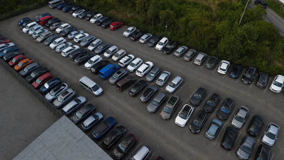 Letecký pohled na parkoviště Horoměřice u Letiště Praha