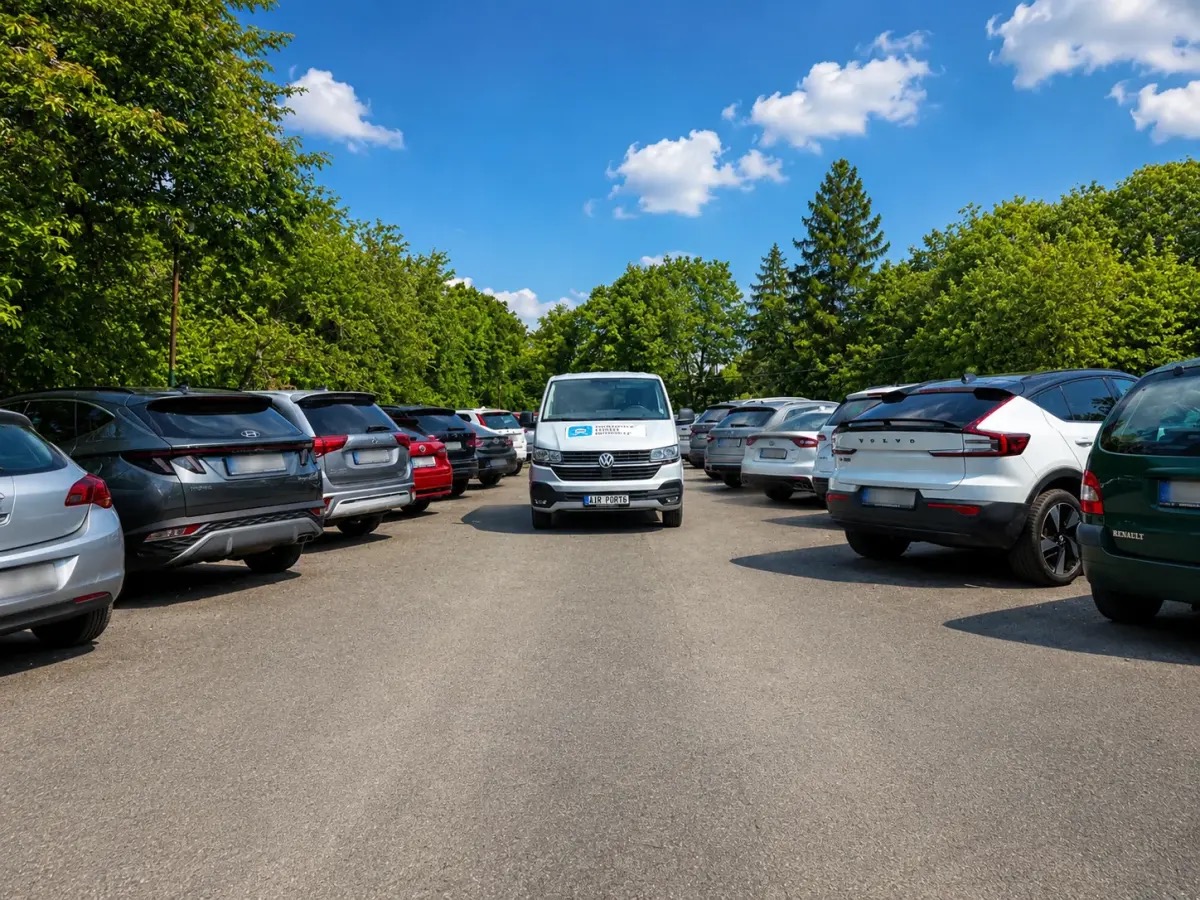 Außenparkplatz FLY24 PRG nahe dem Flughafen Prag