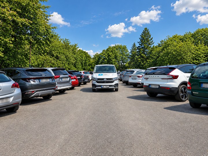Außenparkplatz FLY24 PRG nahe dem Flughafen Prag