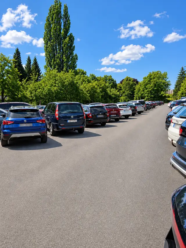 Geparkte Autos auf dem Außenparkplatz