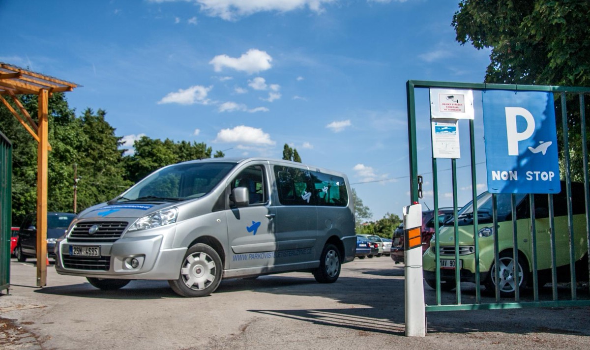 Realer Außenparkplatz von FLY24 PRG nahe dem Flughafen Prag